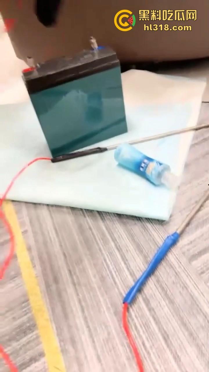 现在SM都发展到这个地步了吗!直接上电击了,把骚母狗的逼都电的缩起来,现场火花四溅刺激无比!-1