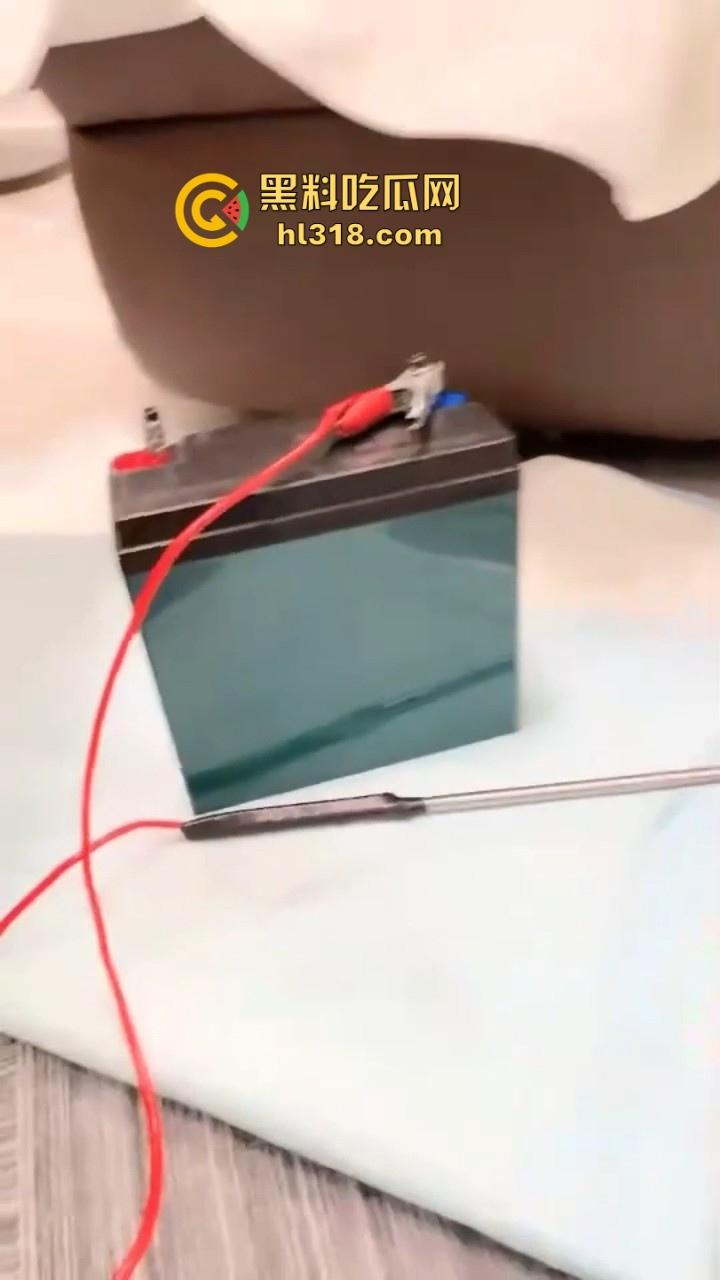 现在SM都发展到这个地步了吗!直接上电击了,把骚母狗的逼都电的缩起来,现场火花四溅刺激无比!-2