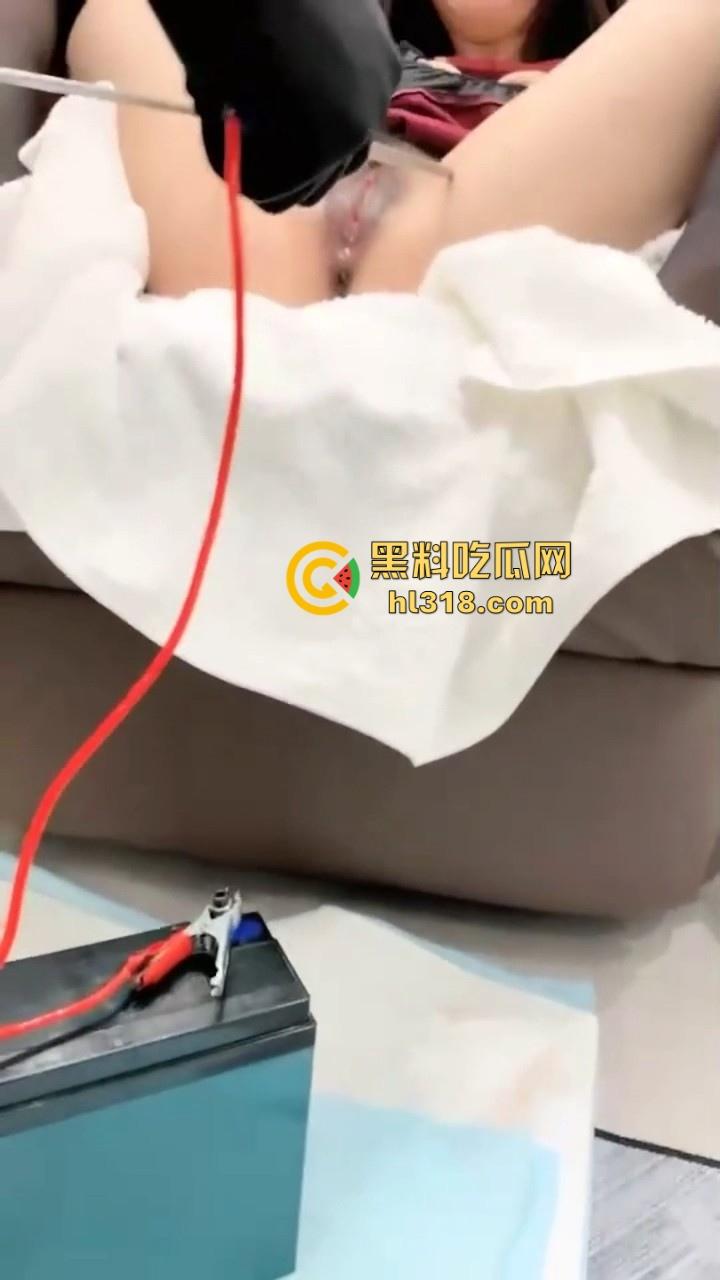 现在SM都发展到这个地步了吗!直接上电击了,把骚母狗的逼都电的缩起来,现场火花四溅刺激无比!-3