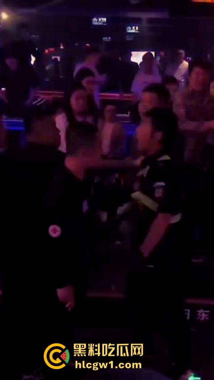 为争夺美女交配权闹事 沈阳酒吧魁梧保安大战细狗 185肌肉大块头比黑社会下手还狠 咣咣就是干!-2