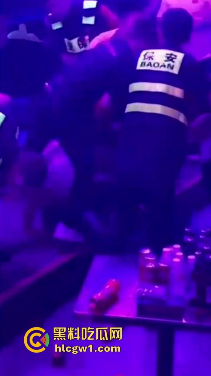 为争夺美女交配权闹事 沈阳酒吧魁梧保安大战细狗 185肌肉大块头比黑社会下手还狠 咣咣就是干!-4