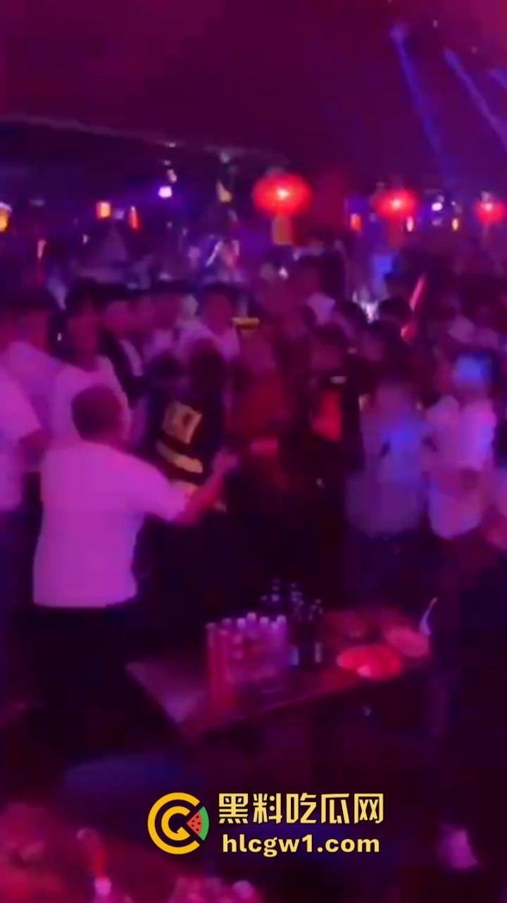 为争夺美女交配权闹事 沈阳酒吧魁梧保安大战细狗 185肌肉大块头比黑社会下手还狠 咣咣就是干!-6