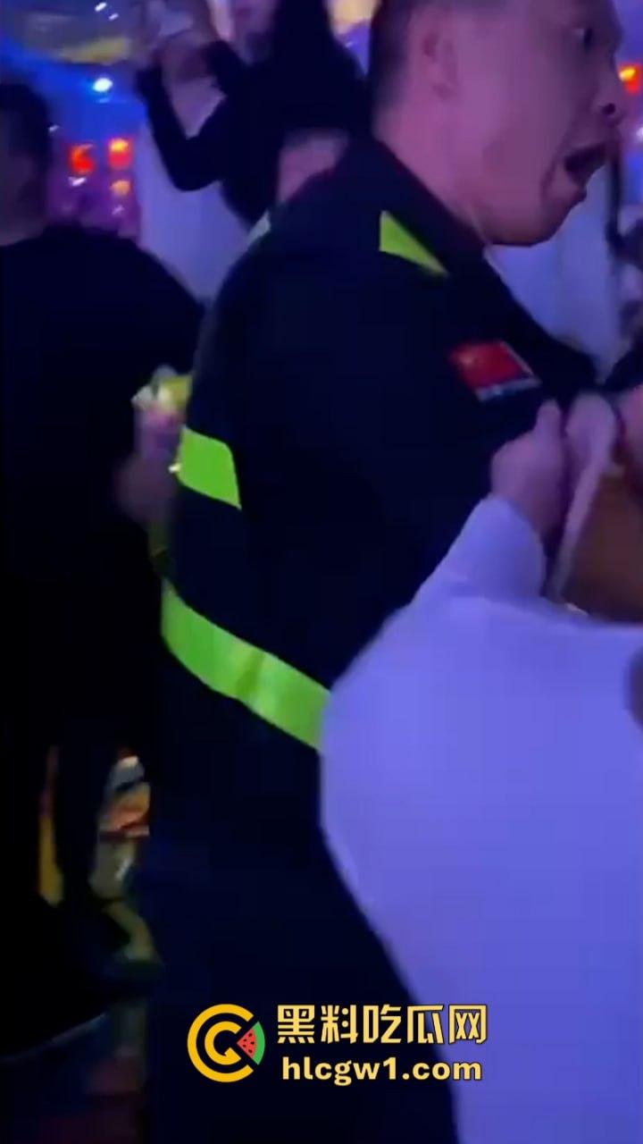 为争夺美女交配权闹事 沈阳酒吧魁梧保安大战细狗 185肌肉大块头比黑社会下手还狠 咣咣就是干!-8