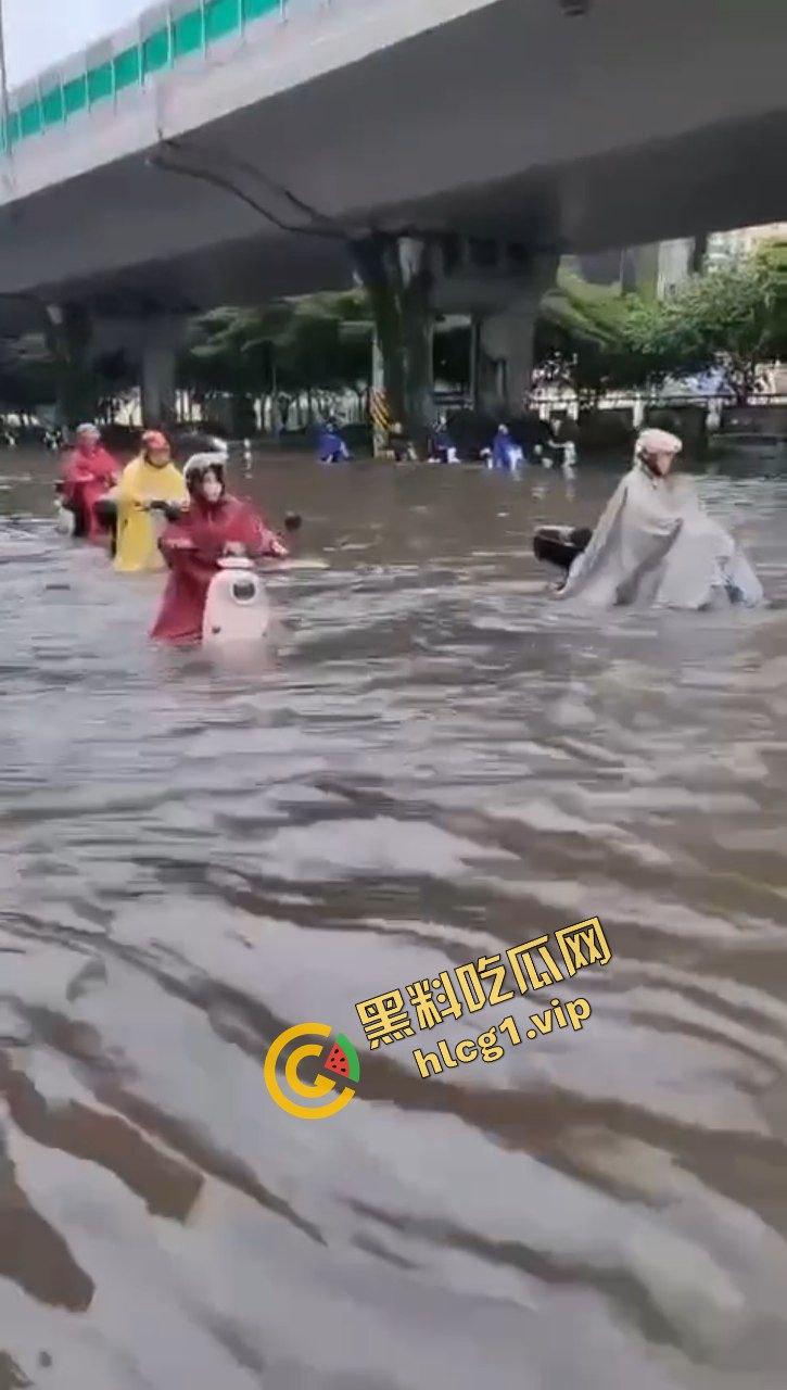 广州 番禺与东莞 超大暴雨 水灾降临!车辆被淹没 致多人触电身亡!-4