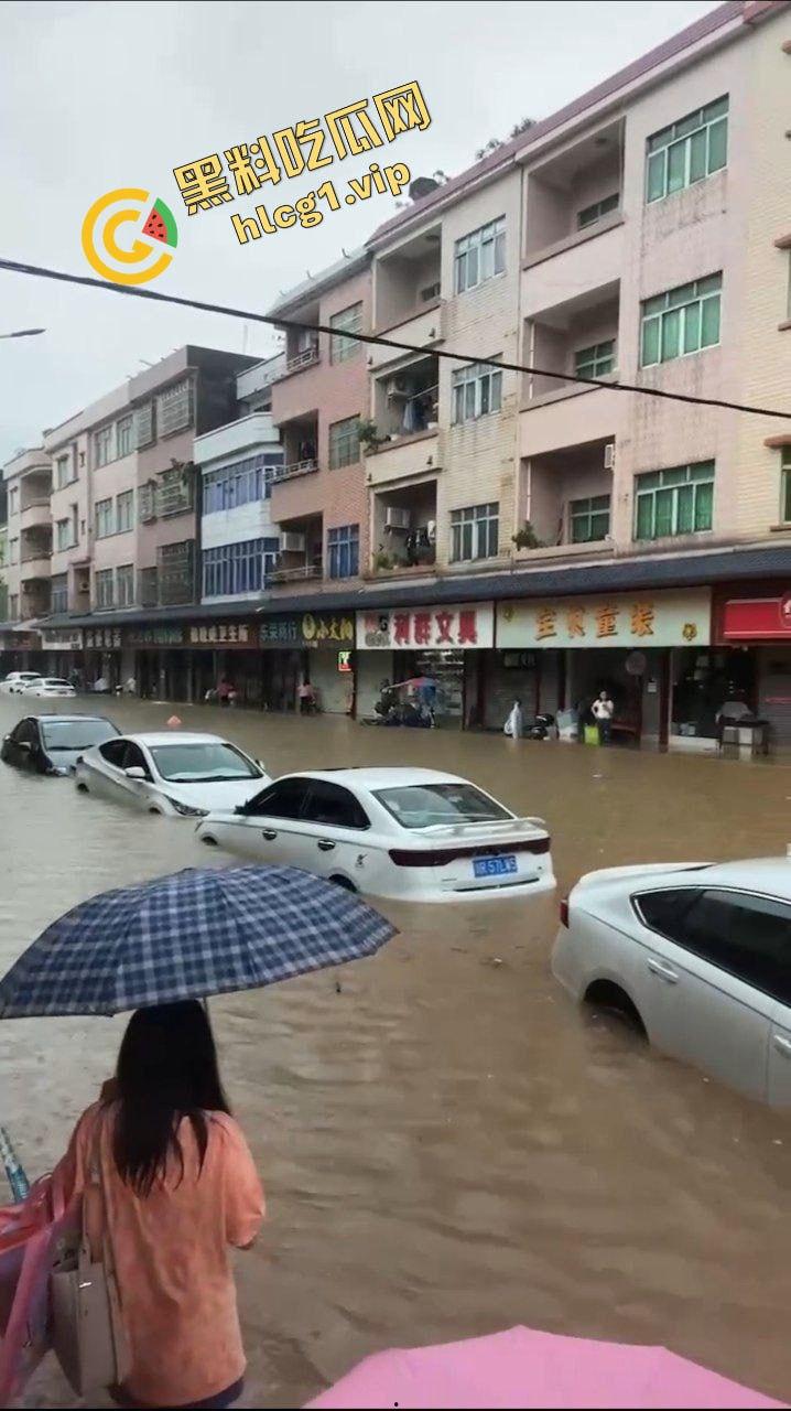 广州 番禺与东莞 超大暴雨 水灾降临!车辆被淹没 致多人触电身亡!-6
