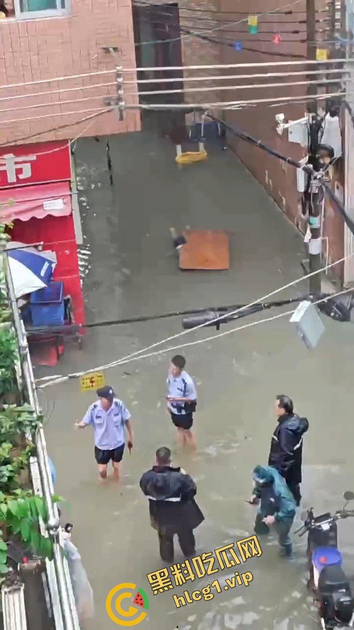 广州 番禺与东莞 超大暴雨 水灾降临!车辆被淹没 致多人触电身亡!-8