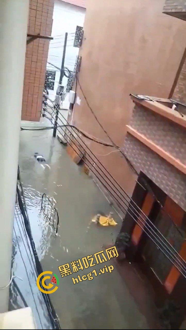 广州 番禺与东莞 超大暴雨 水灾降临!车辆被淹没 致多人触电身亡!-10