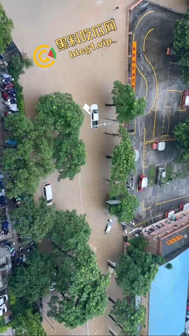 广州 番禺与东莞 超大暴雨 水灾降临!车辆被淹没 致多人触电身亡!-12