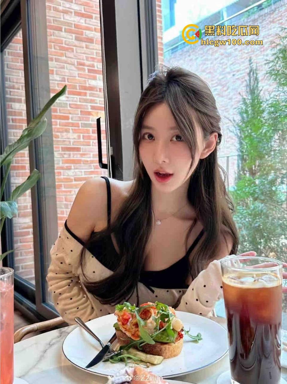 杭州舞蹈校花【王欣然】被两兄弟疯狂玩弄,肛塞尾巴买太大直接搞疼校花,妹子无奈喊换个小点的!-1