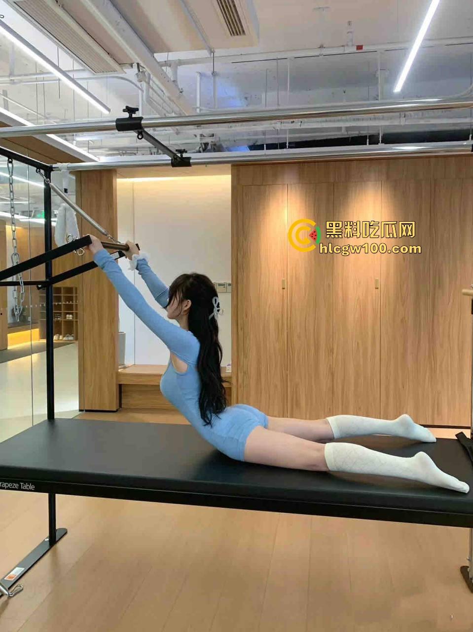 杭州舞蹈校花【王欣然】被两兄弟疯狂玩弄,肛塞尾巴买太大直接搞疼校花,妹子无奈喊换个小点的!-3