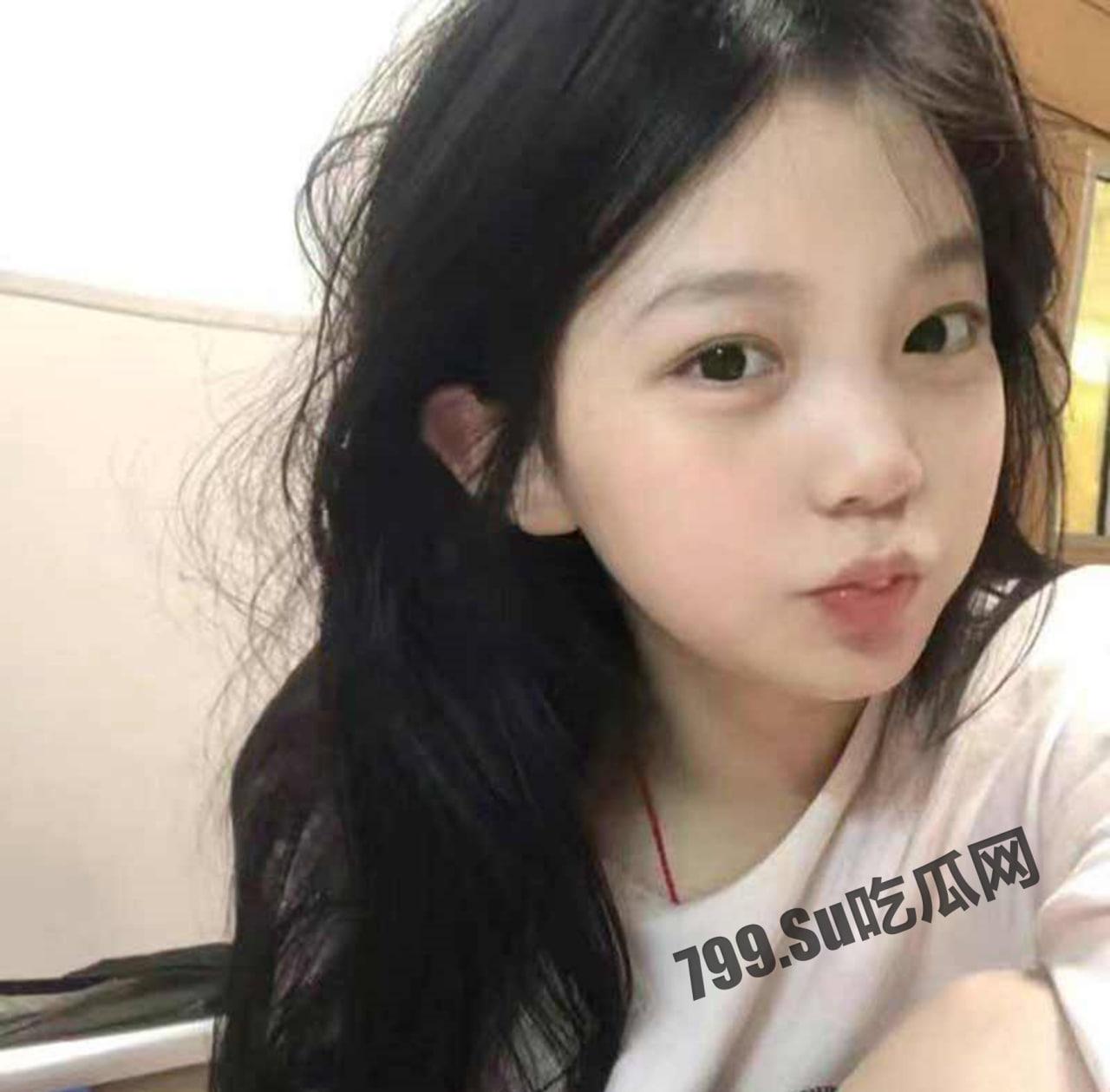 推特萝莉『小瑶宝宝』和男友啪啪私拍流出 身材粉嫩声音嗲 后入娇喘很刺激-1