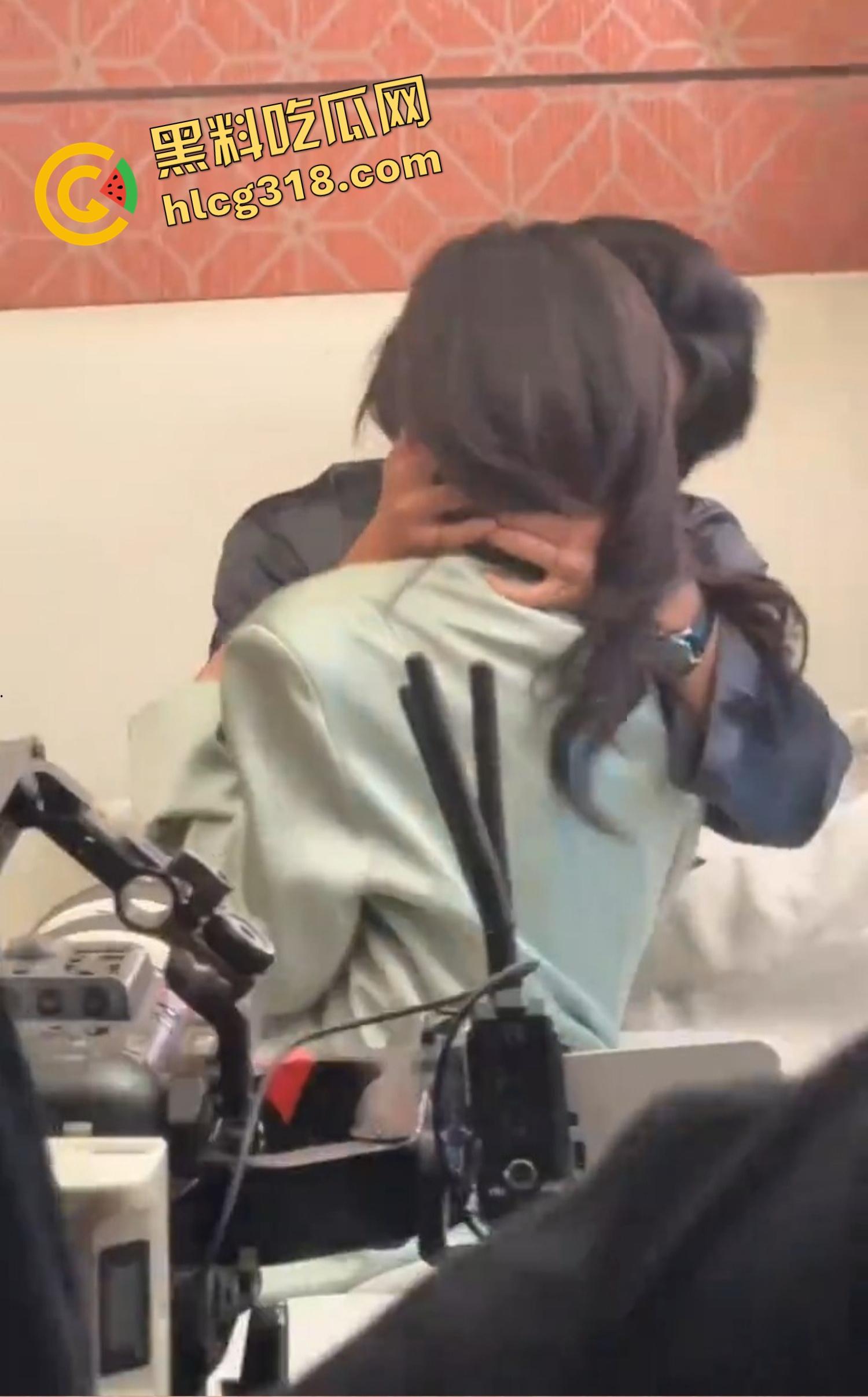 现在当女演员都不算惨,最惨的其实是拍床戏的摄影师,天天近距离看人操,自己一滴都不能射!-2