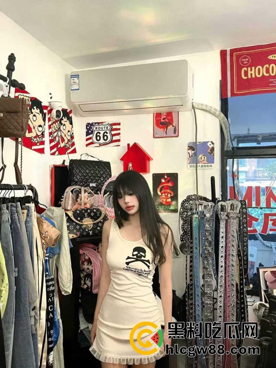 江西小太妹【周芳霞】白天装冷脸厌世女,晚上金主面前掰腿抠骚逼跪地当母狗,金主一句话就变骚货!-2