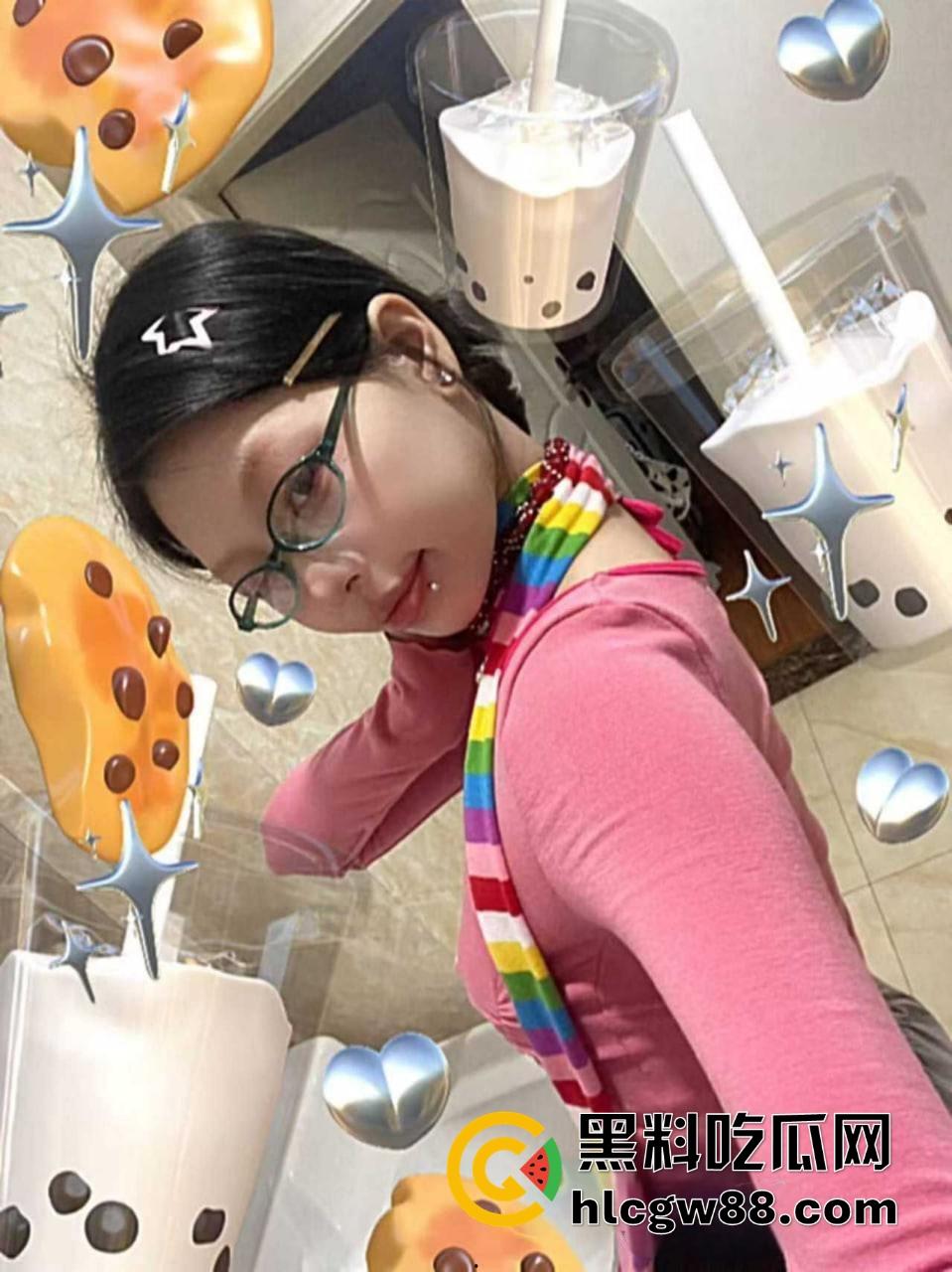 江西小太妹【周芳霞】白天装冷脸厌世女,晚上金主面前掰腿抠骚逼跪地当母狗,金主一句话就变骚货!-3