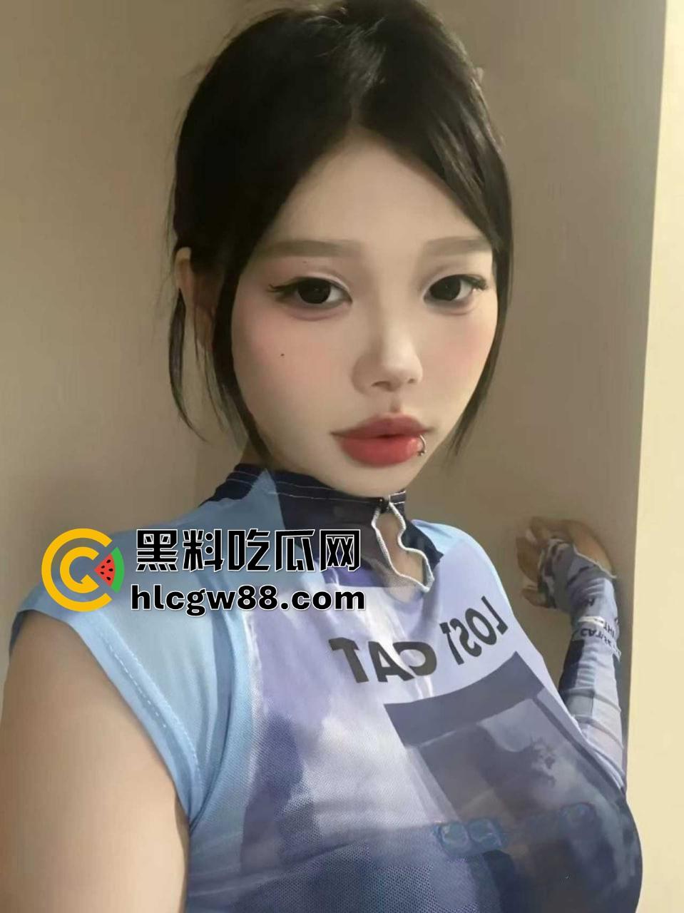 江西小太妹【周芳霞】白天装冷脸厌世女,晚上金主面前掰腿抠骚逼跪地当母狗,金主一句话就变骚货!-6