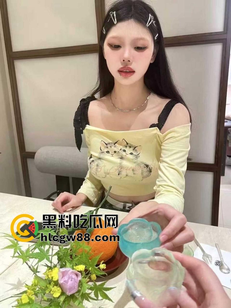江西小太妹【周芳霞】白天装冷脸厌世女,晚上金主面前掰腿抠骚逼跪地当母狗,金主一句话就变骚货!-7