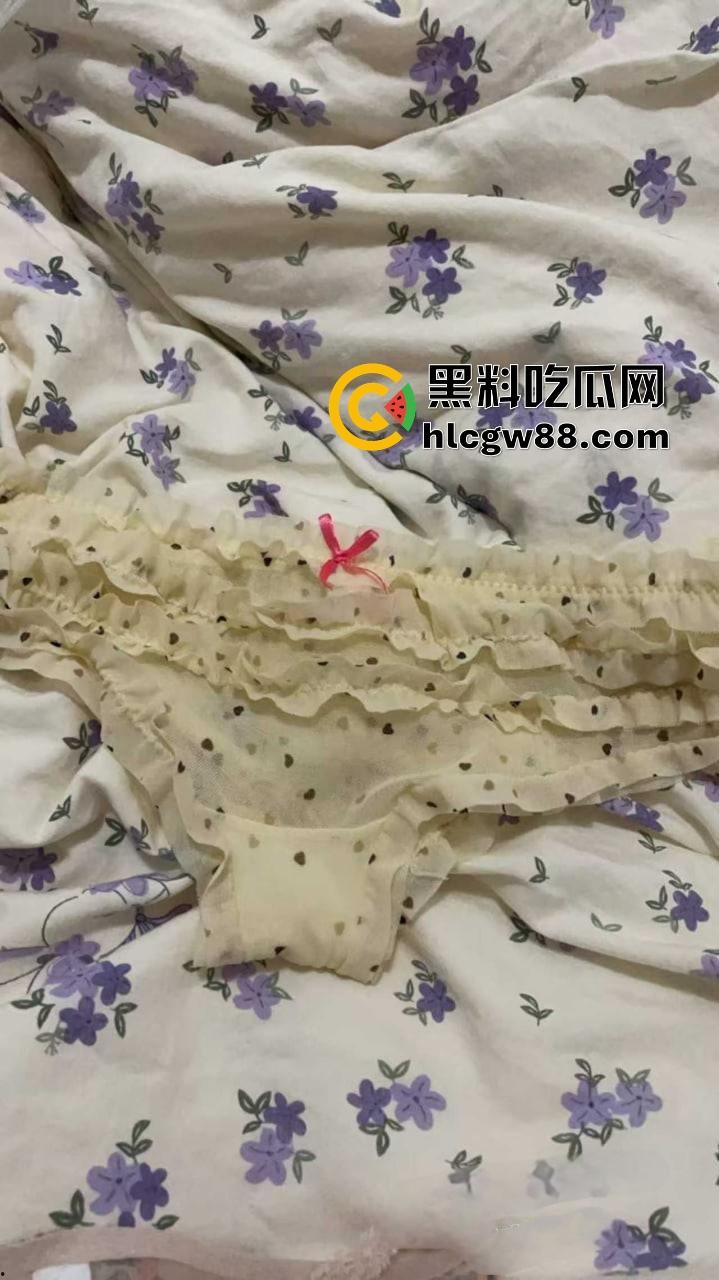 江西小太妹【周芳霞】白天装冷脸厌世女,晚上金主面前掰腿抠骚逼跪地当母狗,金主一句话就变骚货!-8