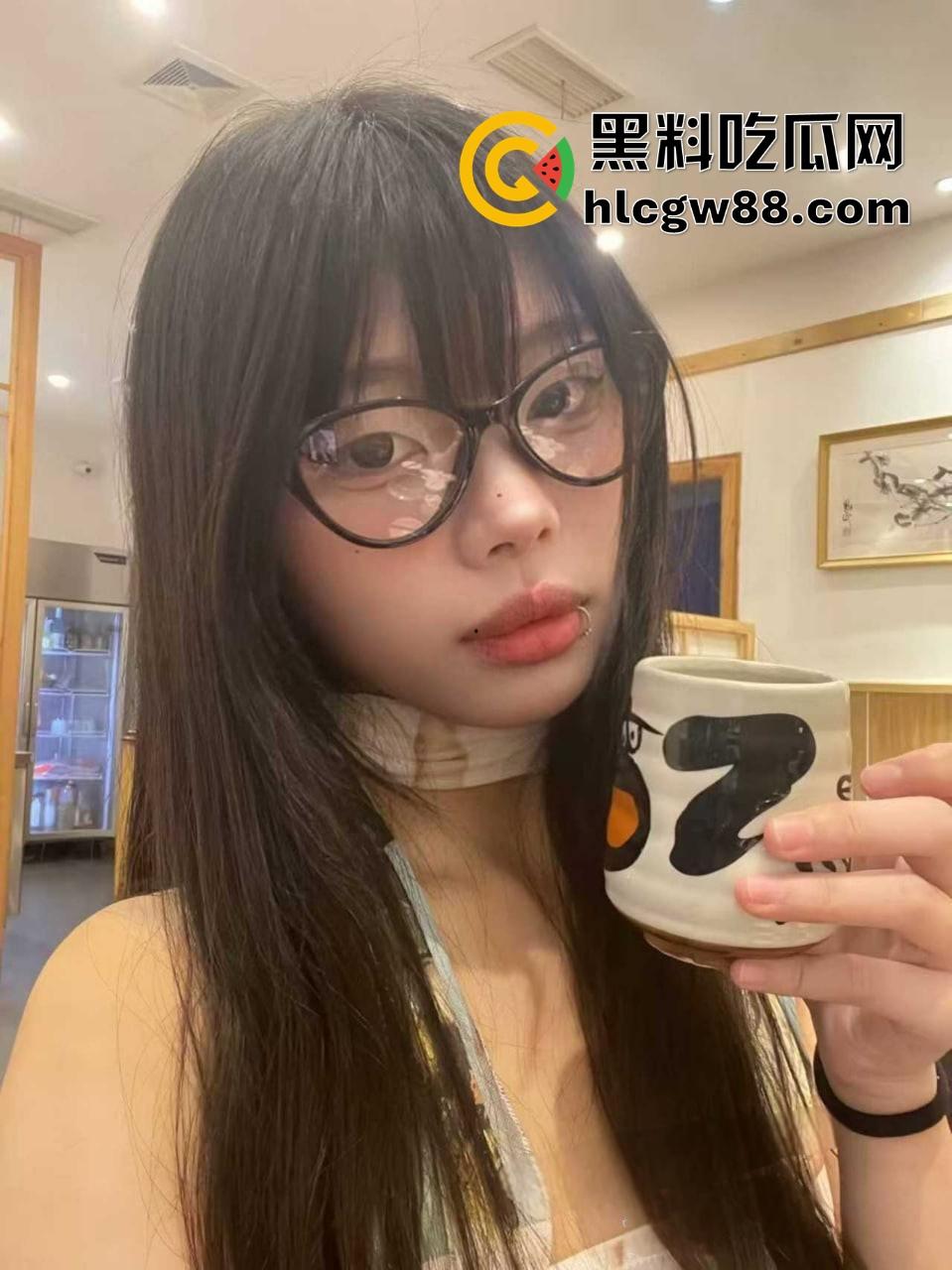 江西小太妹【周芳霞】白天装冷脸厌世女,晚上金主面前掰腿抠骚逼跪地当母狗,金主一句话就变骚货!-9