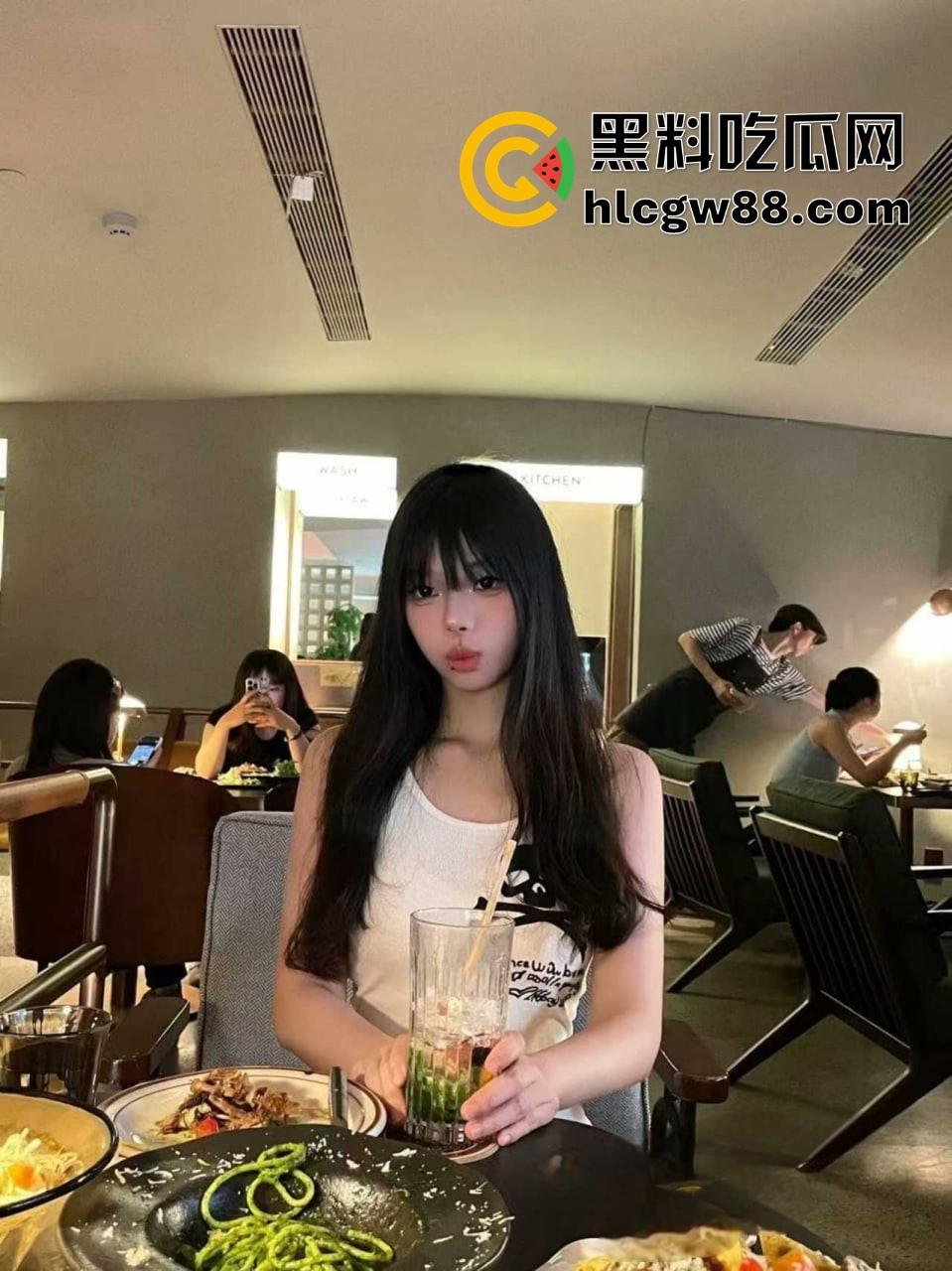 江西小太妹【周芳霞】白天装冷脸厌世女,晚上金主面前掰腿抠骚逼跪地当母狗,金主一句话就变骚货!-10