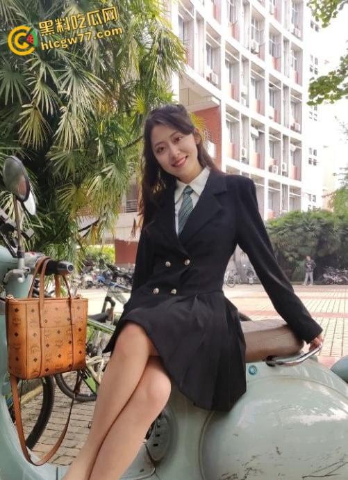 湖南涉外【沈婉婷】双面尤物,人前狠辣,男友前母狗,阳台对镜爆操浪叫不止!-1