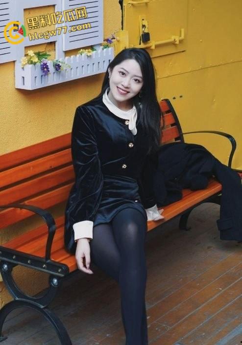 湖南涉外【沈婉婷】双面尤物,人前狠辣,男友前母狗,阳台对镜爆操浪叫不止!-3