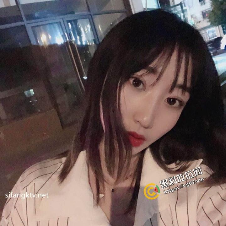 顶级反差婊曝光流出【苗芳】 邻家御姐风 高挑丰满得身材 气质极佳 海量骚鸡自拍照60P+14分钟性爱合集-47