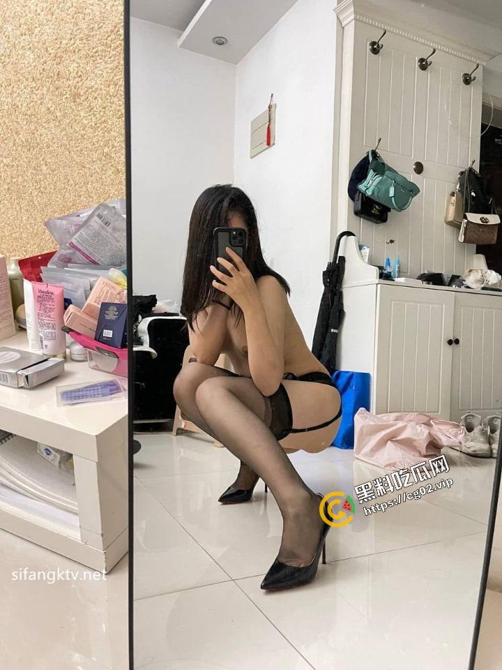 顶级反差婊曝光流出【苗芳】 邻家御姐风 高挑丰满得身材 气质极佳 海量骚鸡自拍照60P+14分钟性爱合集-50