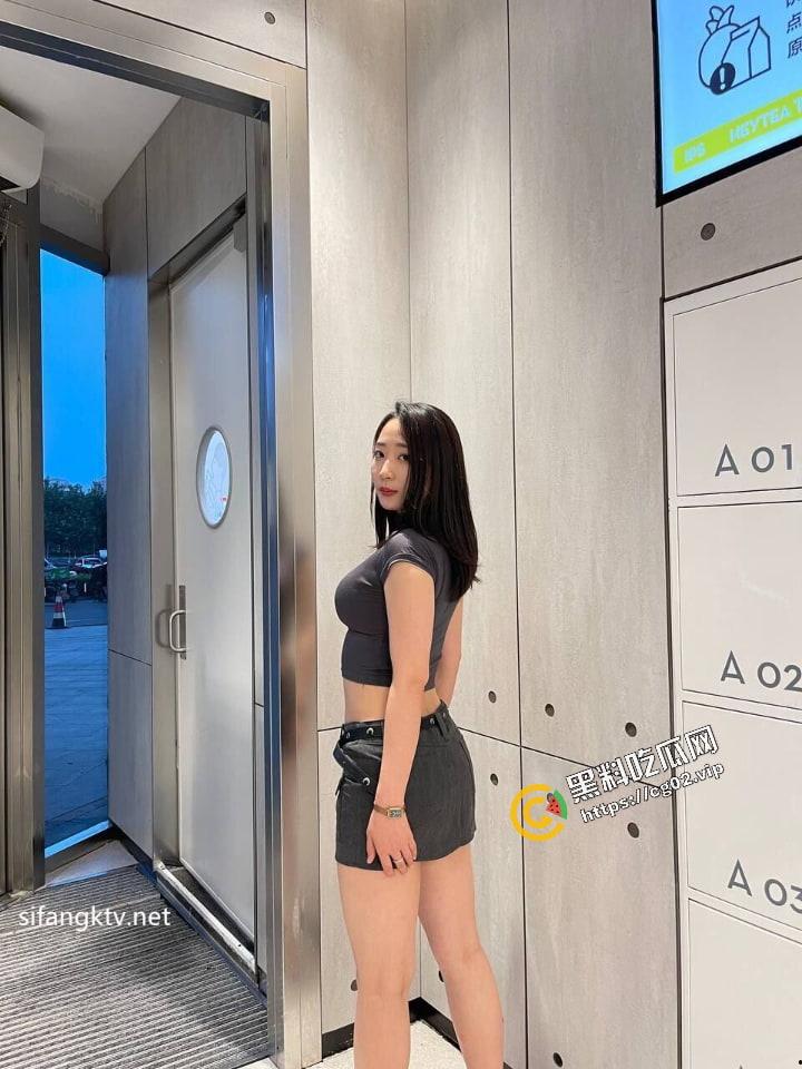 顶级反差婊曝光流出【苗芳】 邻家御姐风 高挑丰满得身材 气质极佳 海量骚鸡自拍照60P+14分钟性爱合集-52