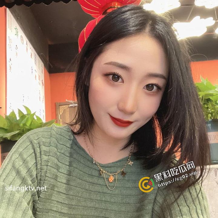 顶级反差婊曝光流出【苗芳】 邻家御姐风 高挑丰满得身材 气质极佳 海量骚鸡自拍照60P+14分钟性爱合集-59