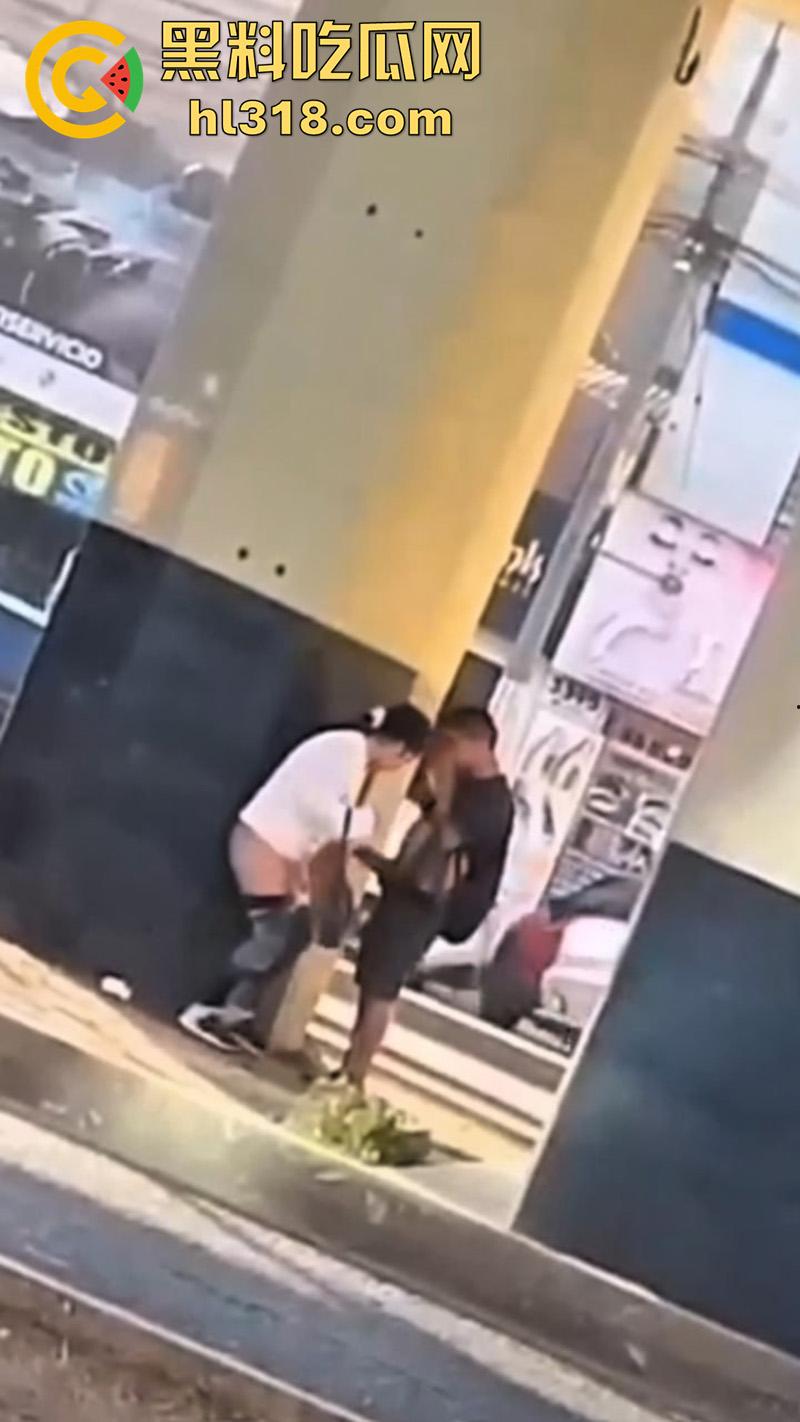 情急起来真的不避人啊!街拍开放男女立交桥下性爱,完全不在乎别人目光,当众后入刺激满满!-3