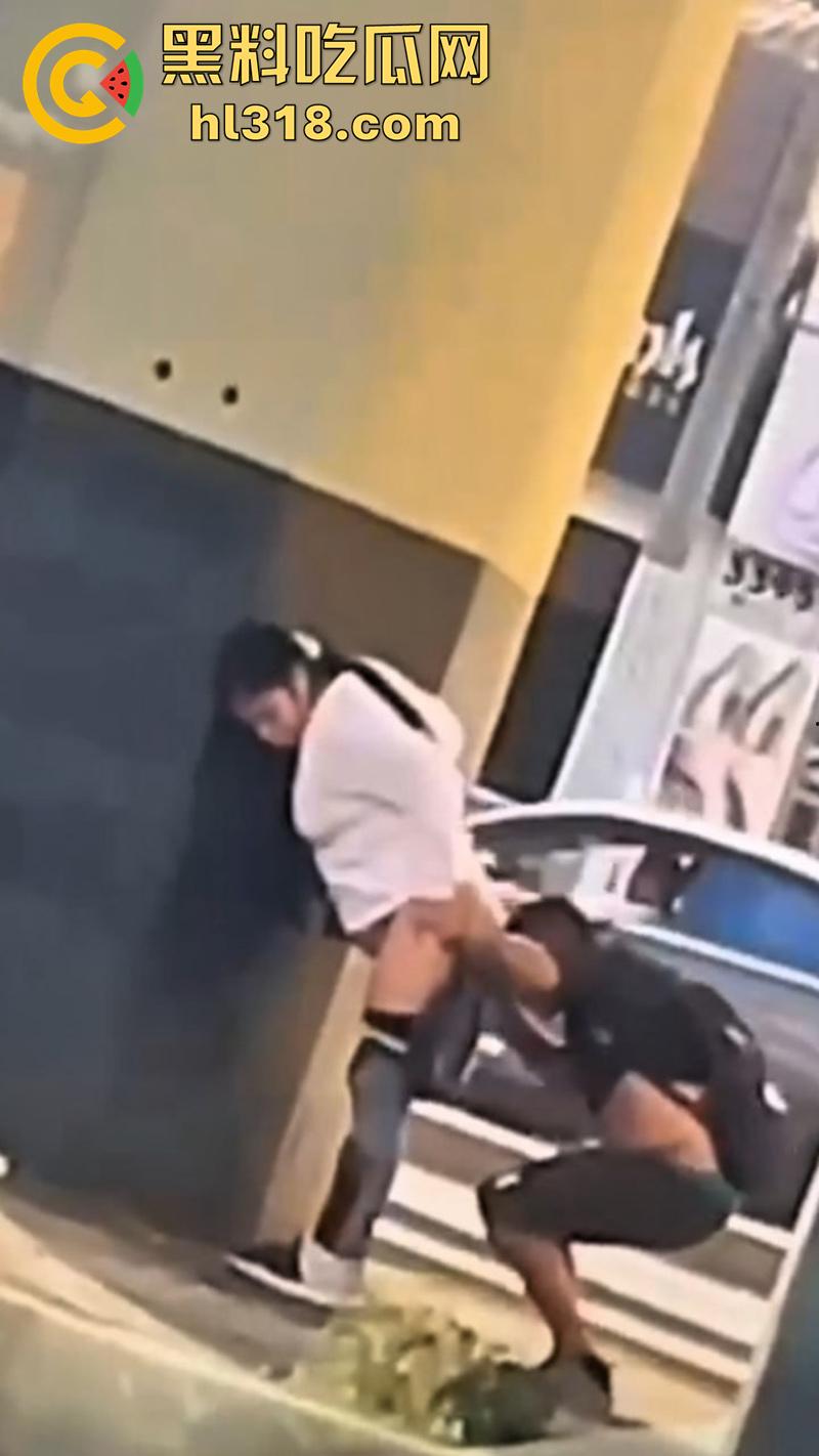 情急起来真的不避人啊!街拍开放男女立交桥下性爱,完全不在乎别人目光,当众后入刺激满满!-4