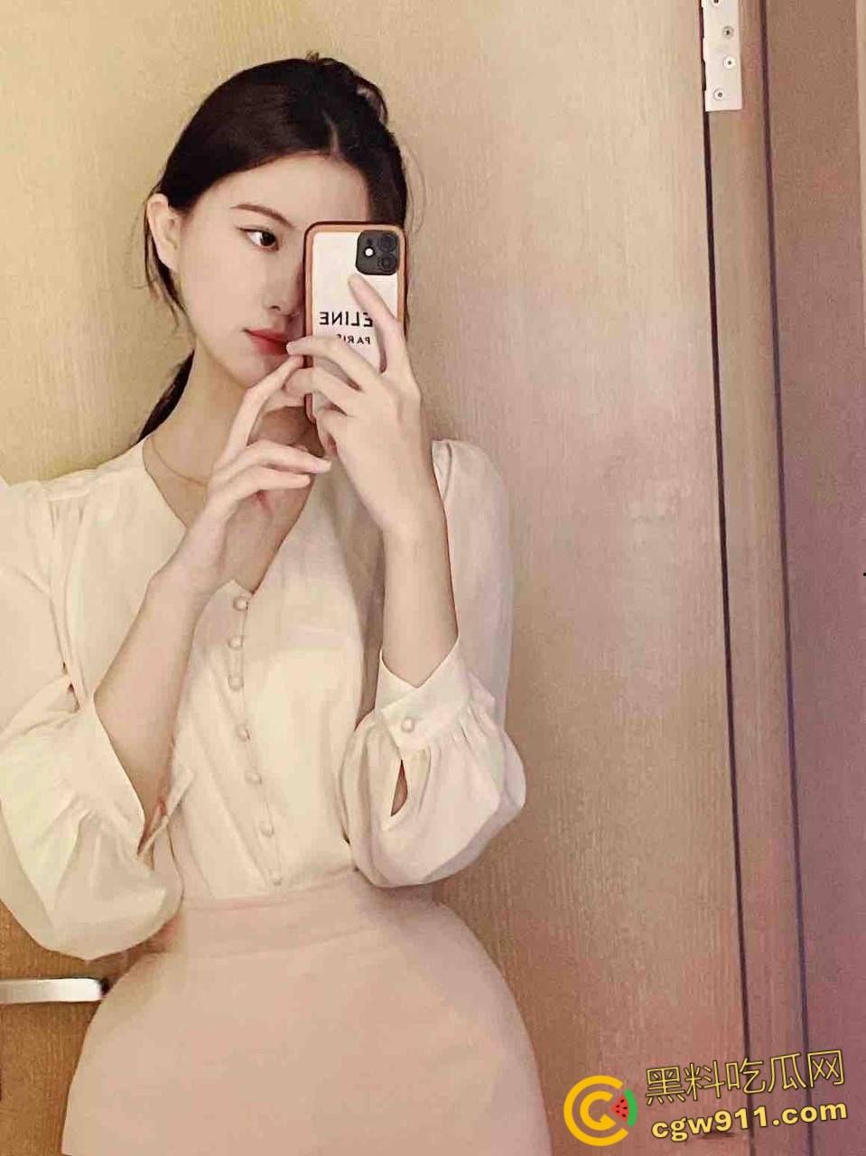 江西财经大学校花【杜菲菲】,约炮不雅视频泄露,戴手铐撅臀被无套爆操,颜射口爆淫照流出,纯纯的反差母狗!-1