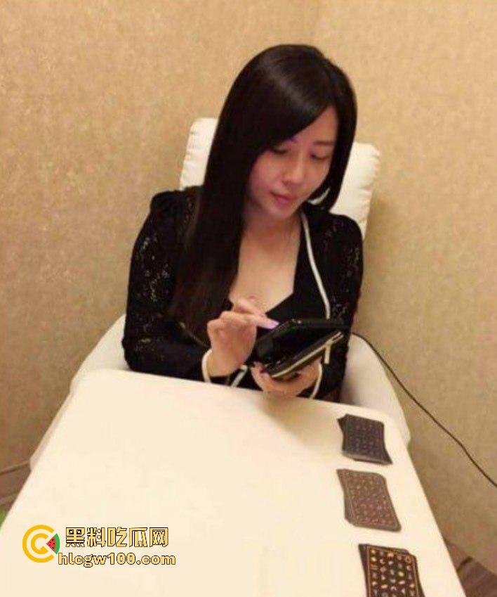 虎逼崽子偷拍亲妈裸照换王者荣耀皮肤,群里卖裸照赚零花钱,打的菜还要皮肤!-9