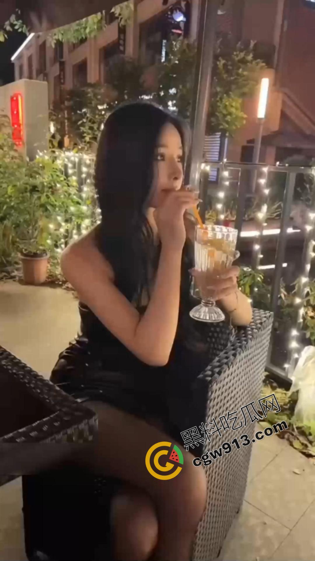 广东淫荡老公自拍绿帽3P大片,与好友共享极品娇妻,女子超高颜值,全程露脸,淫荡至极-1