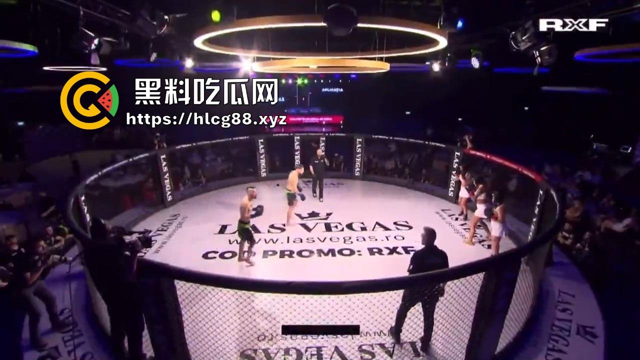 罗马尼亚三成人博主大奶妹进八角楼打拳被拳手狂揍,这要是换到床上2个男的都不够看!-2