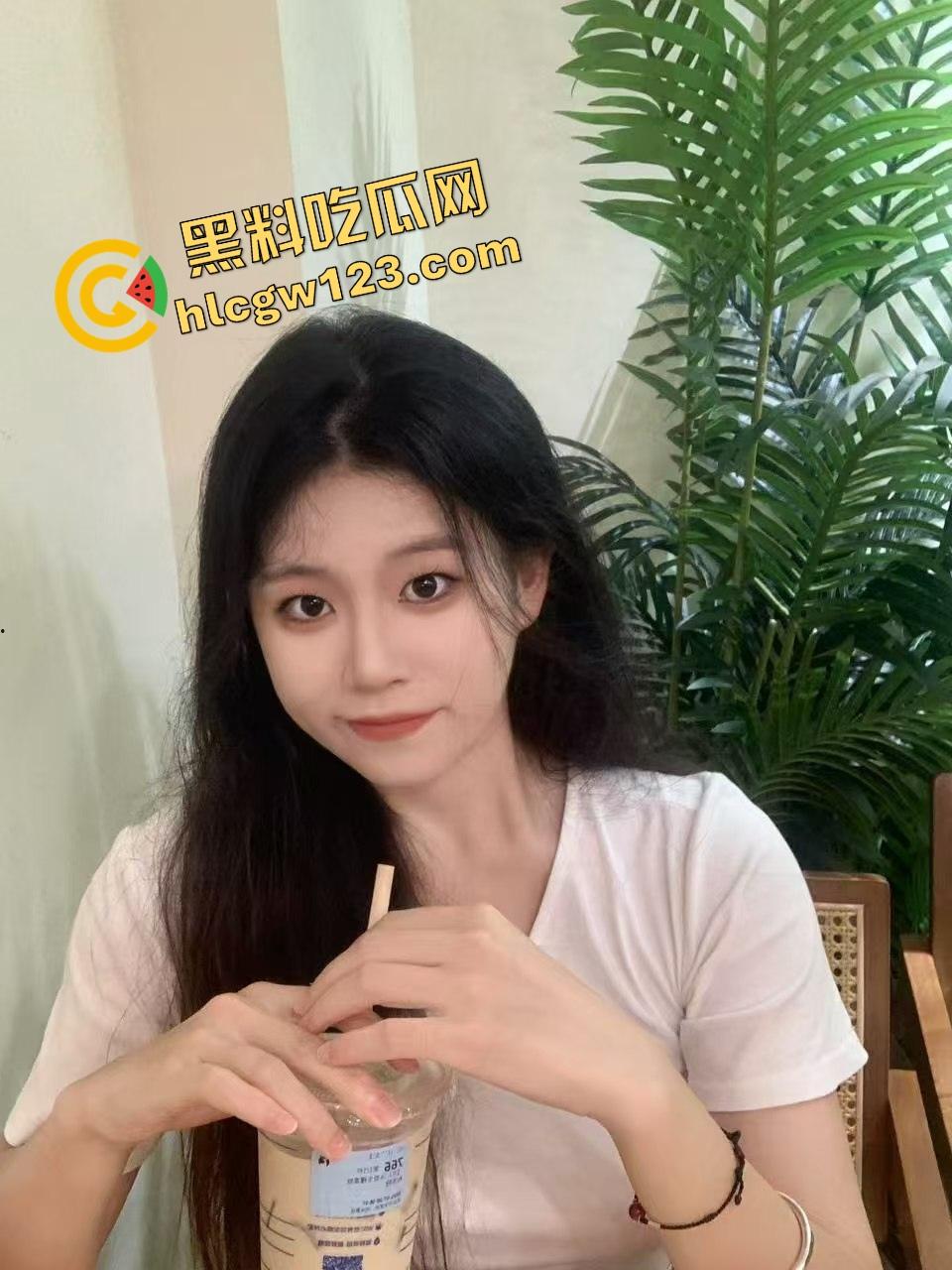 海角乱伦大神 爱吃雪糕啊 亲哥哥半夜帮我煮面吃 我蹲着吃他下面鸡巴！-4