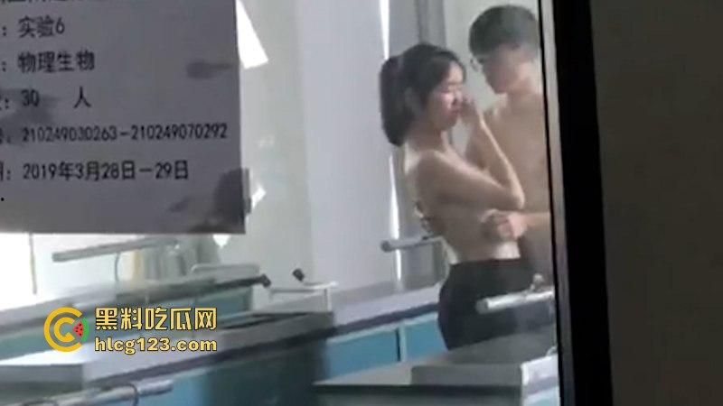 江苏工业大学302教室情侣教室做爱不雅视频曝光 双手趴桌给男友舔鸡 动作熟练不像第一次-6