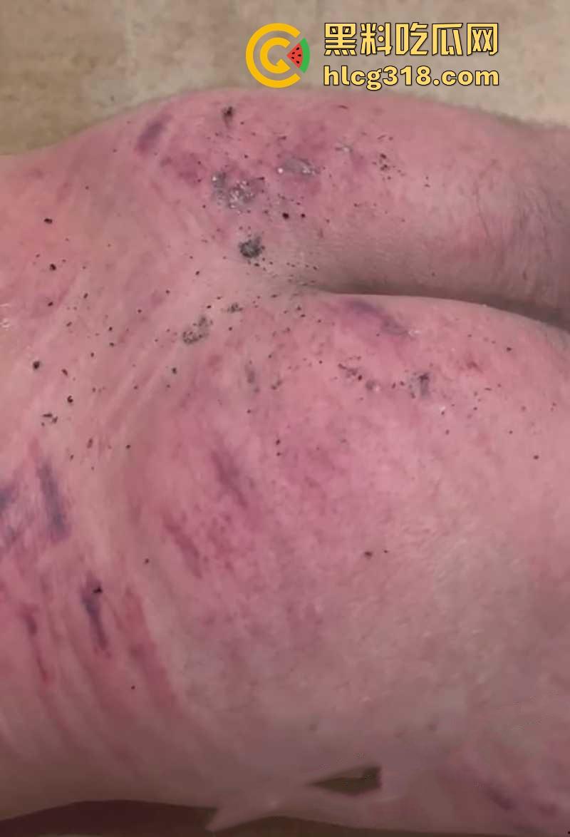 真实富婆调教自家男公狗视频流出!嘴巴装烟灰屁股灭烟头,被打的皮开肉绽,审讯犯人都没这么离谱!-6