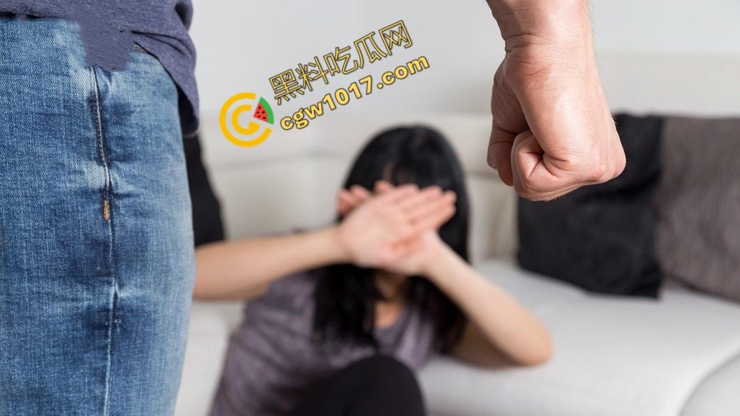 国外真实家暴!男人狂殴老婆,砸晕后仍不放手!惨不忍睹的家庭录像惊爆网络!-1