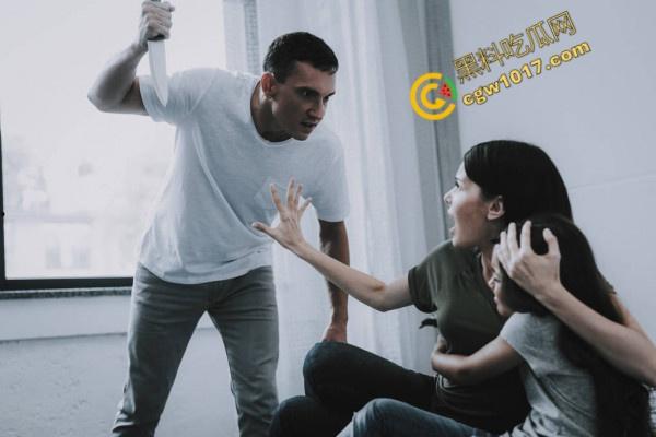 国外真实家暴!男人狂殴老婆,砸晕后仍不放手!惨不忍睹的家庭录像惊爆网络!-2