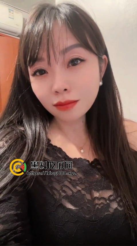 浙江少妇【影子buff】反差母狗私拍猛料炸街,2月最新定制片抖音卖得满地骚,加个好友私聊就甩微信开干!-13