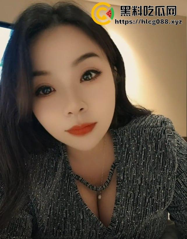 浙江少妇【影子buff】反差母狗私拍猛料炸街,2月最新定制片抖音卖得满地骚,加个好友私聊就甩微信开干!-14