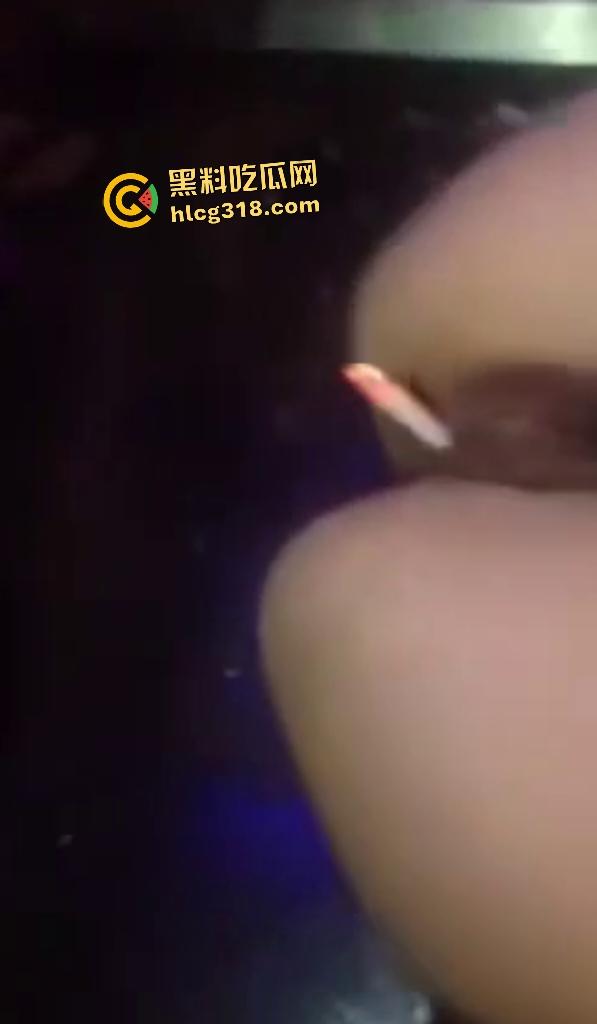 骚妇【柳洺】平日用震动棒插逼和做爱千锤百炼,终于练成神技,在KTV用逼抽烟,夹双烟吞云吐雾!-5