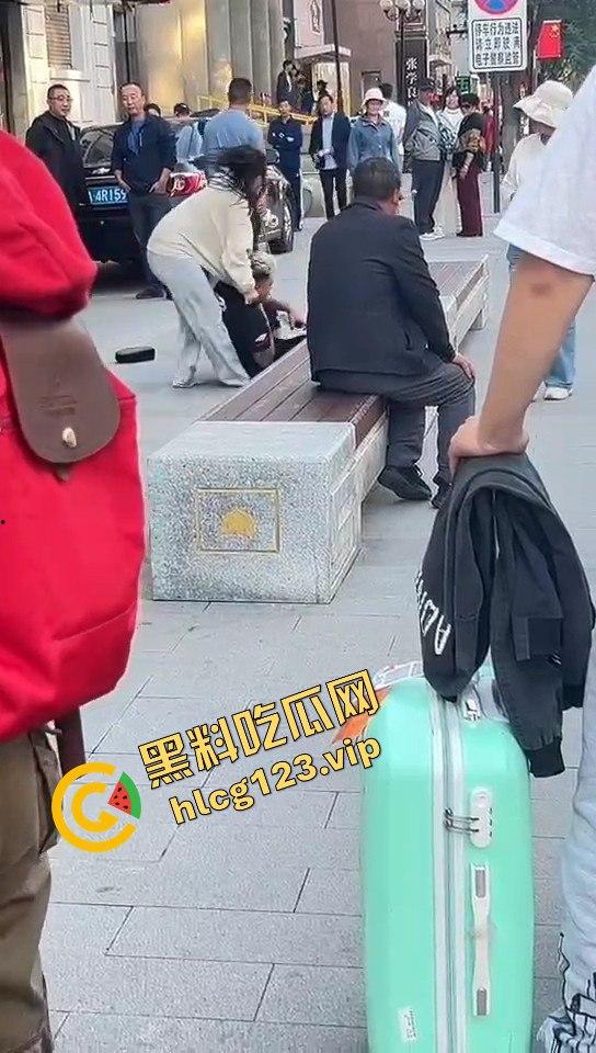 相爱相杀的爱情现场,小情侣街头互扇巴掌,真不嫌丢人!-1