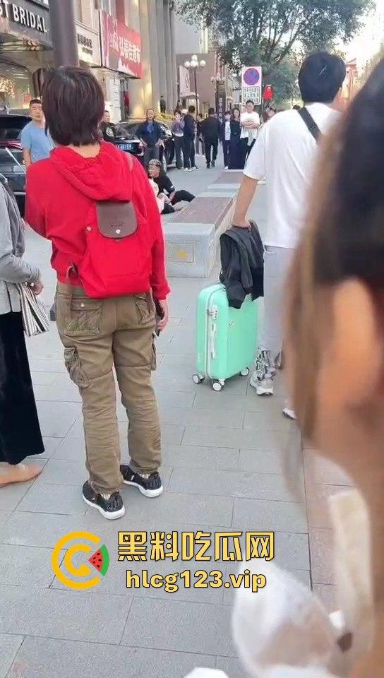 相爱相杀的爱情现场,小情侣街头互扇巴掌,真不嫌丢人!-3