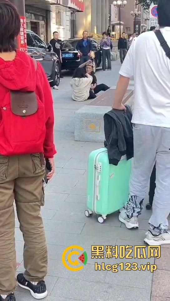 相爱相杀的爱情现场,小情侣街头互扇巴掌,真不嫌丢人!-4