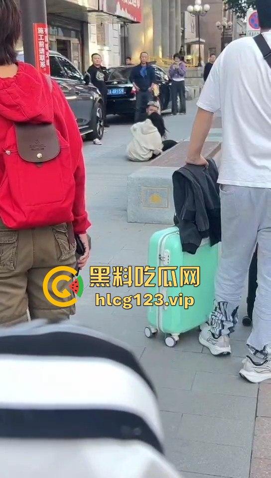 相爱相杀的爱情现场,小情侣街头互扇巴掌,真不嫌丢人!-5