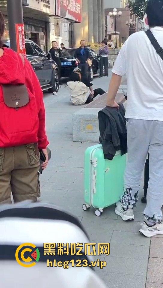 相爱相杀的爱情现场,小情侣街头互扇巴掌,真不嫌丢人!-7