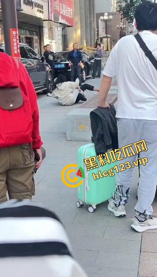 相爱相杀的爱情现场,小情侣街头互扇巴掌,真不嫌丢人!-8