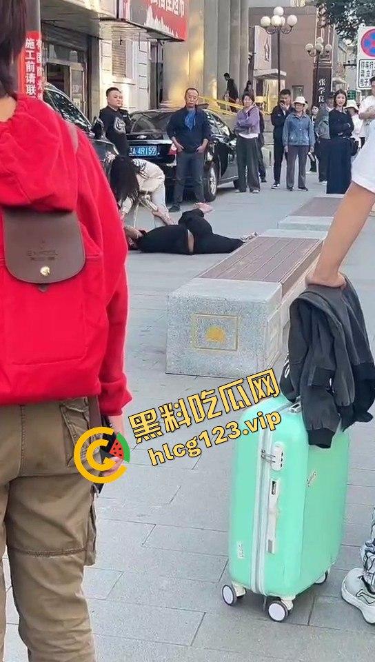 相爱相杀的爱情现场,小情侣街头互扇巴掌,真不嫌丢人!-9